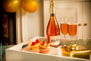 Bees Knees Sparkling, Party